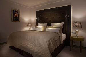 A bed or beds in a room at Villa Plaza Boutique Hotel & Spa