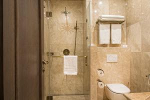 A bathroom at Villa Plaza Boutique Hotel & Spa