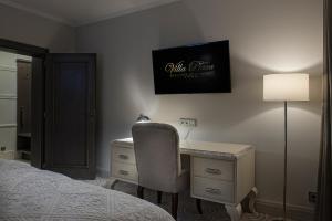 A television and/or entertainment centre at Villa Plaza Boutique Hotel & Spa