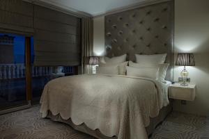 A bed or beds in a room at Villa Plaza Boutique Hotel & Spa