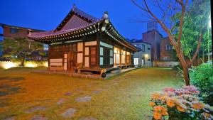 a small building in the yard of a house at Pungryuheon Hanok private house in Jeonju +9 photos