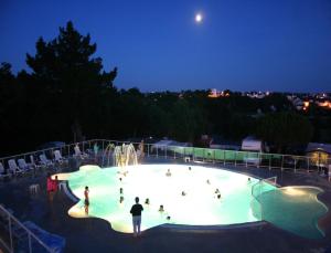 Bazén v ubytování Camping Les Sables Blancs nebo v jeho okolí