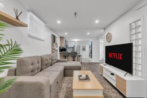 Μια τηλεόραση ή/και κέντρο ψυχαγωγίας στο 5 bed Luxury Home Steps to DT, River and Hospital