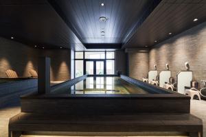 um ginásio com uma mesa de pingue-pongue no meio de uma sala em Hotel Grand Tiara Minaminagoya em Anjomachi mais 74 fotografias