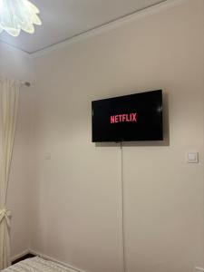 TV a/nebo společenská místnost v ubytování Apartment near Mikrolimano