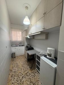 Kuchyň nebo kuchyňský kout v ubytování Apartment near Mikrolimano