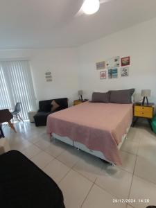 マンガラチバにあるApartamento Paraíso no Condado - Mangaratibaの大きなベッドとソファのある寝室 +57枚の写真