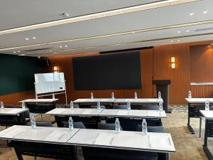 武漢市にあるManxin Hotel Wuhan Hankou Fanhai CBD Xinhua Roadの会議室(テーブル、プロジェクションスクリーン付)