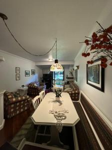 Posezení v ubytování Apartamento 3 dormitórios no Condomínio Lage de Pedra em Canela