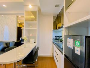 Köök või kööginurk majutusasutuses Good and Warm 2BR at Transpark Cibubur Apartment By Travelio