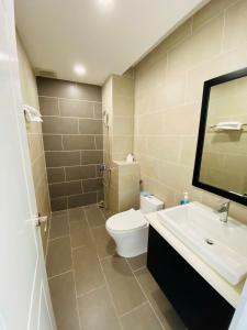 a bathroom with a toilet and a sink and a mirror at Swanbay - Hà Hoàng Villa in Cù Lao Ong Con +13 photos