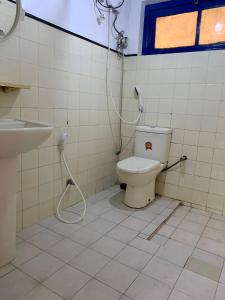 a bathroom with a toilet and a sink at CLA Holiday Bungalow & Restaurant in Nuwara Eliya