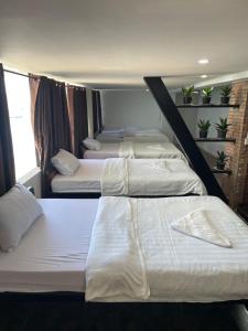 The ream beach hostel في Phsar Ream: مجموعة من أربعة أسرة في غرفة