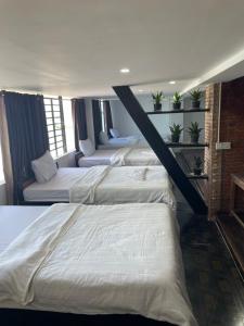 The ream beach hostel في Phsar Ream: مجموعة من الأسرة في الغرفة