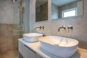 Un baño con un lavabo blanco y un espejo. en Olas Villa 4 - Plunge Pool & Walk to Beach, en Anna Bay 33 fotos más