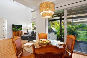 een eetkamer met een tafel met een fruitschaal erop bij 2001 Fairways at Mauna Lani in Waikoloa