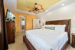 een slaapkamer met een bed en een plafondventilator bij 2001 Fairways at Mauna Lani in Waikoloa +41 foto's