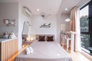 Postel nebo postele na pokoji v ubytování Aimee House Homestay Trấn Vũ