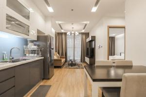 Kuchyň nebo kuchyňský kout v ubytování Luxury Apartment in Vinhomes Metropolis Hanoi