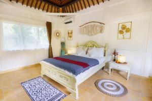 Katil atau katil-katil dalam bilik di The River Island Bali