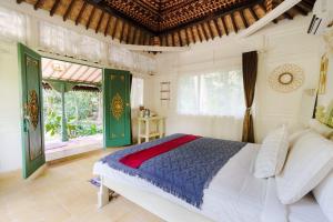 a bedroom with a large bed and a window at The River Island Sidemen in Sidemen