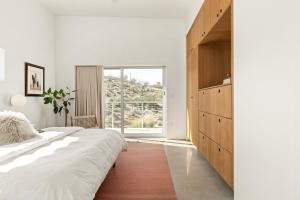 Ένα ή περισσότερα κρεβάτια σε δωμάτιο στο Panorama House as Featured in Dwell