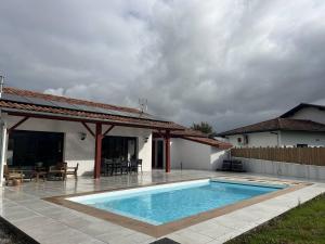 a swimming pool in the backyard of a house at Cambo-les-Bains : Maison 3 Pièces, Piscine Privée, Internet, Parking - FR-1-495-148 in Cambo-les-Bains +7 photos