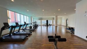 un gimnasio con una fila de cintas de correr y máquinas en KLIA Mesahill Fully Air-Con Suite, Bandar Baru Nilai, 71800 Nilai, en Nilai