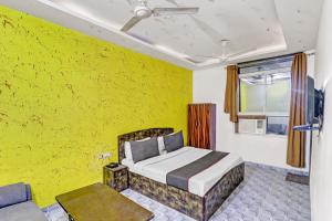 Postel nebo postele na pokoji v ubytování Hotel O One Plus One Residency