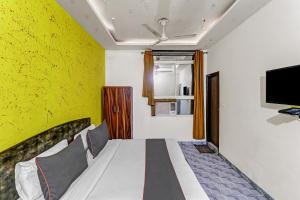 TV a/nebo společenská místnost v ubytování Hotel O One Plus One Residency