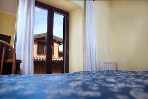 Letto o letti in una camera di Albergo Dei Leoni