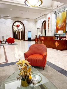 マニラにあるStunning & Luxury 4BR in Manila Bay White Beachの赤い椅子とテーブルのあるロビー +55枚の写真