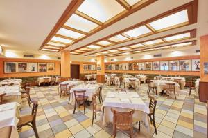 A restaurant or other place to eat at PortAventura Hotel El Paso - Includes PortAventura Park Tickets