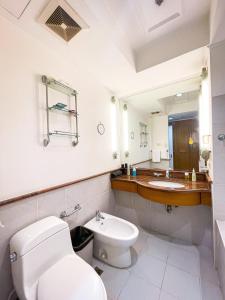 マニラにあるStunning & Luxury 4BR in Manila Bay White Beachのトイレ、洗面台、鏡を備えたバスルーム