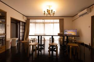 MEMORY GATEWAY HOTEL 101 Katayamatei的电视和/或娱乐中心