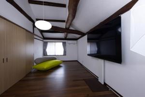 MEMORY GATEWAY HOTEL 101 Katayamatei的电视和/或娱乐中心
