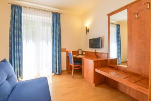 TV a/nebo společenská místnost v ubytování Hotel Waldhof