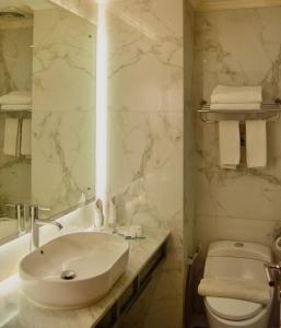 Koupelna v ubytování Royal Asnof Hotel Pekanbaru + 26 fotografií