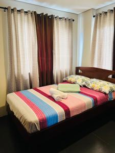 Postel nebo postele na pokoji v ubytování Briannas Transient House-Unit 208