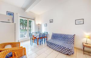 ein Wohnzimmer mit einer Couch und einem Tisch mit Stühlen in der Unterkunft 1 Bedroom Amazing Apartment In Royan in Royan