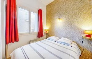 ein Schlafzimmer mit einem Bett mit roten Vorhängen und einem Fenster in der Unterkunft 1 Bedroom Amazing Apartment In Royan in Royan + 19 Fotos