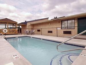 une grande piscine en face d'un bâtiment dans l'établissement Knights Inn Greenville, à Greenville