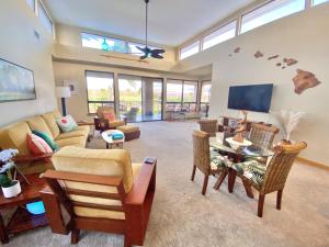 una sala de estar con un sofá y una mesa en 622 Bay Club, en Waikoloa