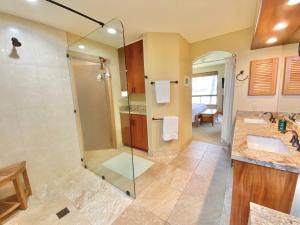Un baño con ducha con puerta de cristal. en 622 Bay Club, en Waikoloa 15 fotos más