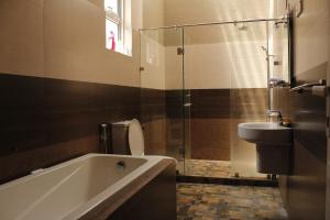 Ένα μπάνιο στο Superior Villa near Colombo Airport +17 φωτογραφίες