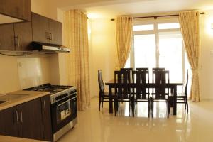 Η κουζίνα ή μικρή κουζίνα στο Superior Villa near Colombo Airport