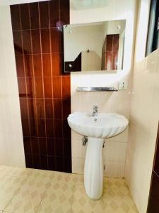 Uma casa de banho em Hotel The Lake