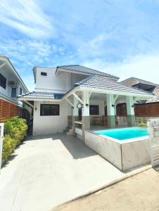 Bazén v ubytování Merry house บ้านพักริมหาดบางแสน nebo v jeho okolí