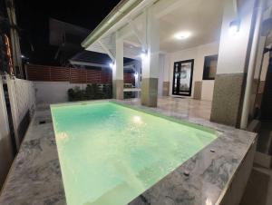 Bazén v ubytování Merry house บ้านพักริมหาดบางแสน nebo v jeho okolí