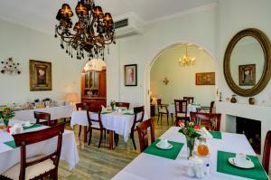 Restoran või mõni muu söögikoht majutusasutuses Korina Gallery Hotel
